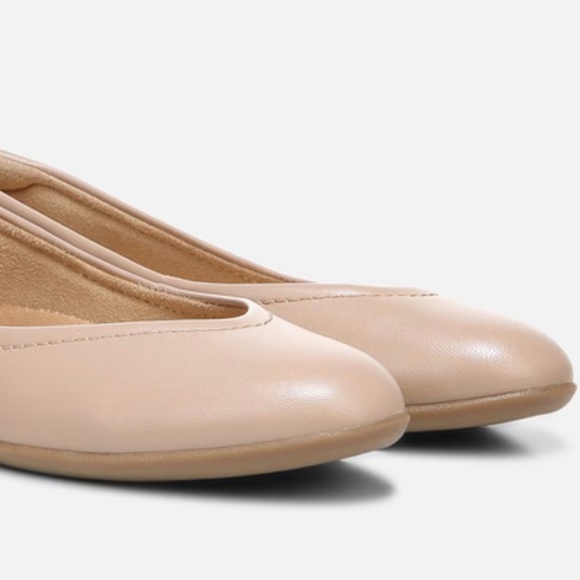 Naturalizer VIVIENNE FLAT - creme brûlée NWOT 6.5 WIDE - Picture 2 of 7